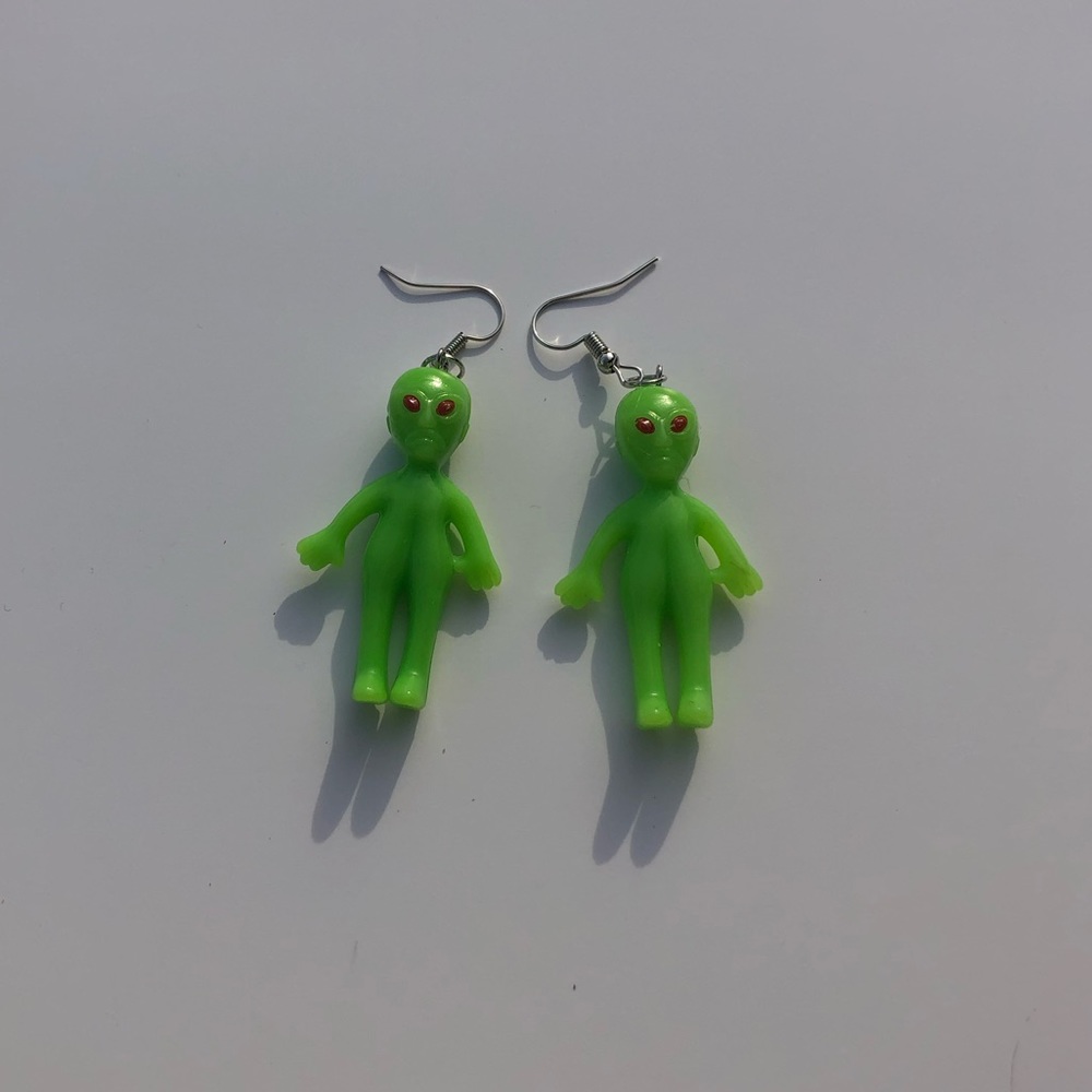 Glow-in-the-Dark Alien Earrings 🧩
